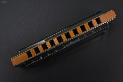 (170)德国原装《和莱口琴 HOHNER》原盒一件 德国制造 10孔 Eb调 布鲁斯口琴 BLUES HARP 硬木琴格 音色圆润 最具经典的布鲁斯口琴 经过处理的硬木 适合演奏乡村民谣风格曲目 HOHNER是世界第一口琴大厂 由马提亚·和莱先生一手创建的HOHNER乐器公司制造